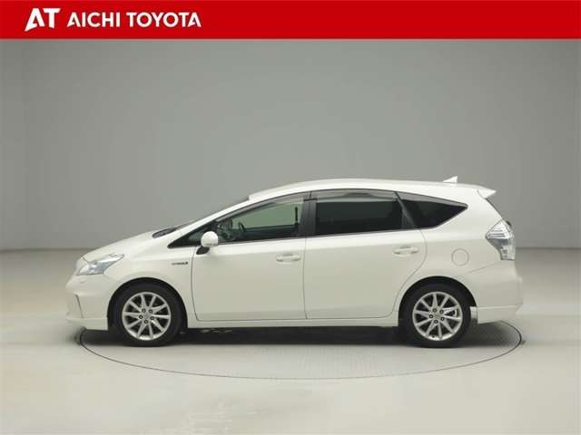 2011 Toyota Prius Alpha – thumbnail 3
