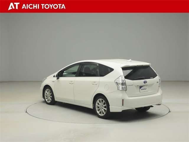 2011 Toyota Prius Alpha – thumbnail 4