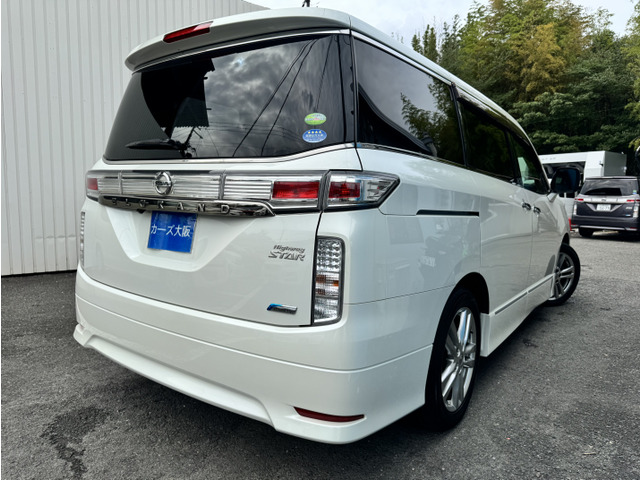2011 Nissan Elgrand – thumbnail 3