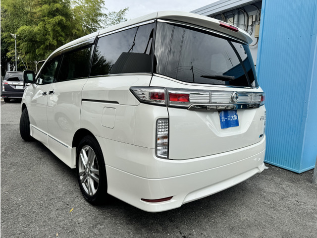 2011 Nissan Elgrand – thumbnail 4