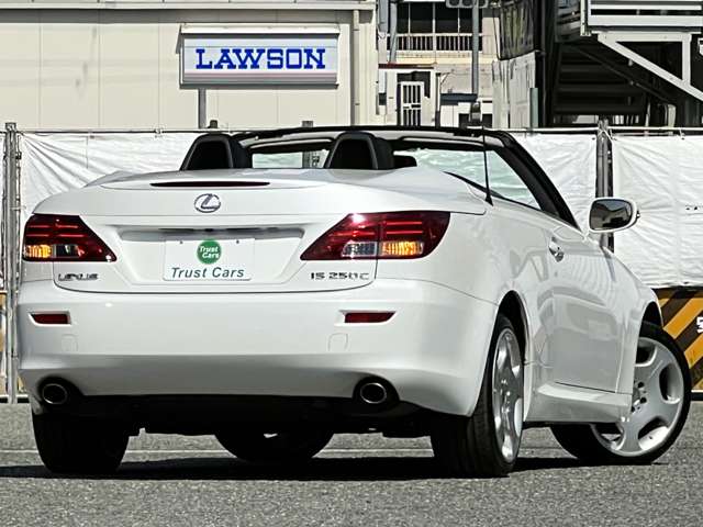 2010 Lexus IS Convertible – thumbnail 2