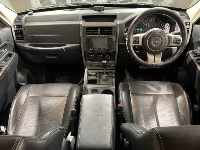 2011 Jeep Cherokee – thumbnail 2
