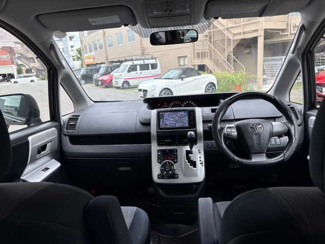 2010 Toyota Noah – thumbnail 2