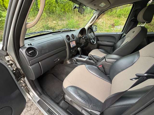 2004 Jeep Cherokee – thumbnail 4