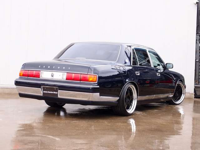 2010 Toyota Century – thumbnail 2