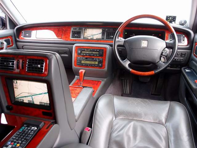 2010 Toyota Century – thumbnail 3