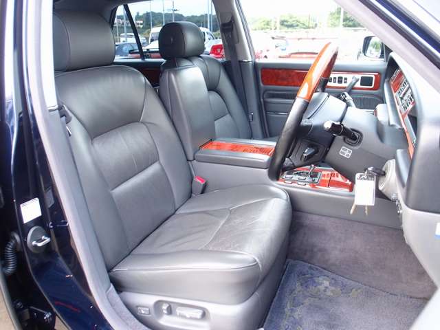 2010 Toyota Century – thumbnail 4