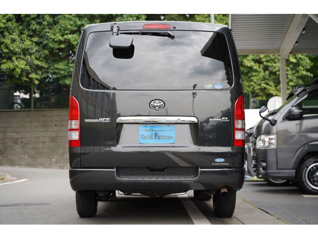 2011 Toyota Hiace – thumbnail 3