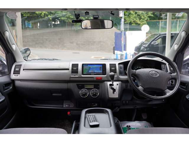 2011 Toyota Hiace – thumbnail 4