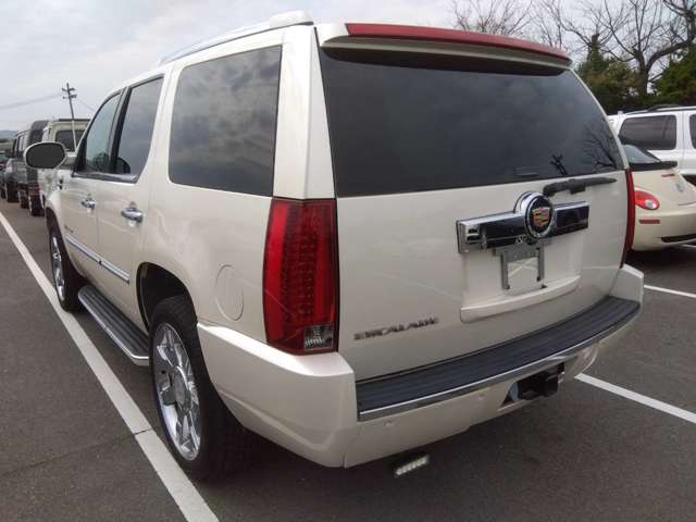 2010 Cadillac Escalade – thumbnail 2