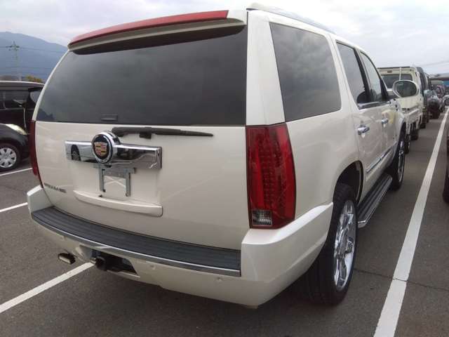 2010 Cadillac Escalade – thumbnail 4