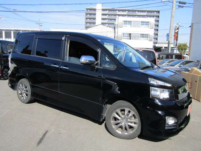 2011 Toyota Voxy – thumbnail 2