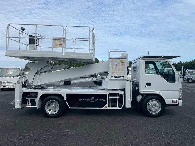 2011 Isuzu Elf – thumbnail 4