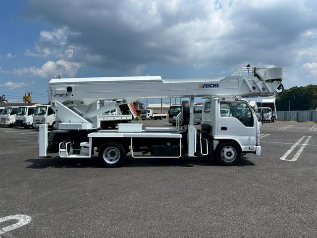 2011 Isuzu Elf – thumbnail 4