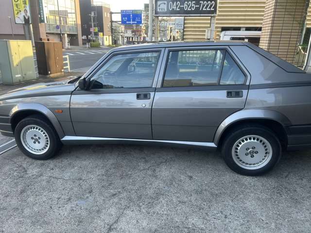 1988 Alfa Romeo 75 – thumbnail 4
