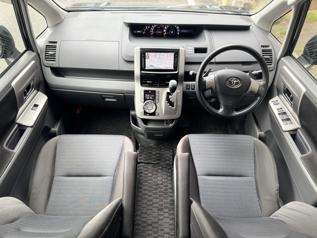2009 Toyota Voxy – thumbnail 4