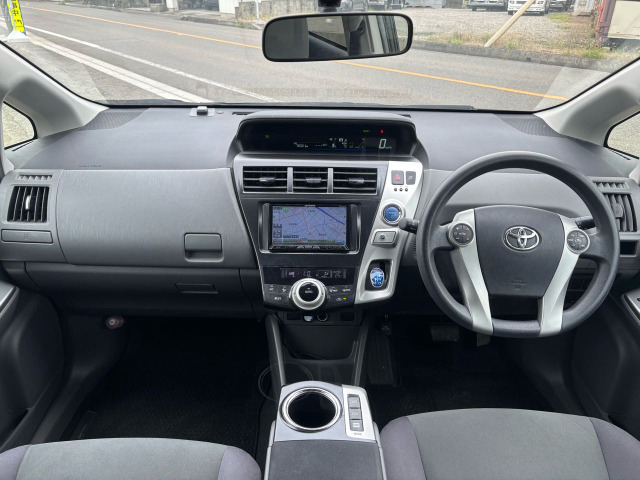 2011 Toyota Prius Alpha – thumbnail 2