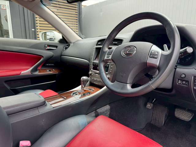 2011 Lexus IS Convertible – thumbnail 4