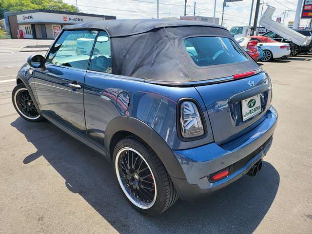 2010 MINI Mni Convertible – thumbnail 2