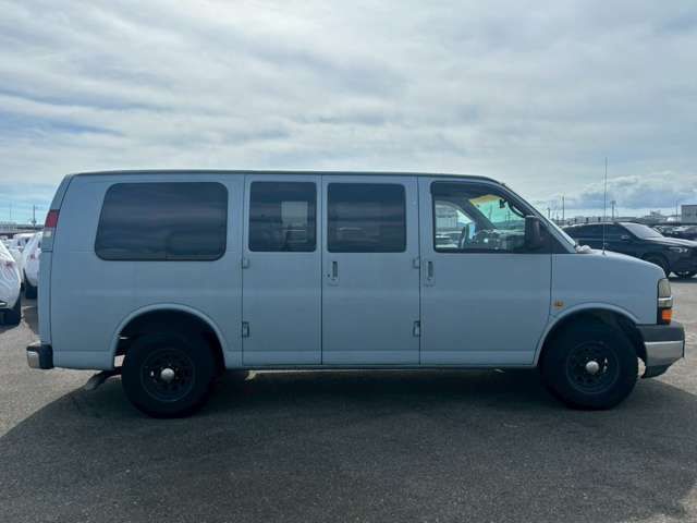 2005 Chevrolet Express – thumbnail 3
