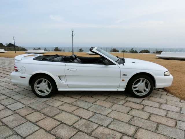 1994 Ford Mustang Convertible – thumbnail 2