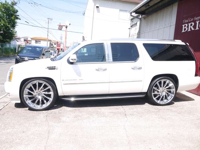 2011 Cadillac Escalade – thumbnail 4
