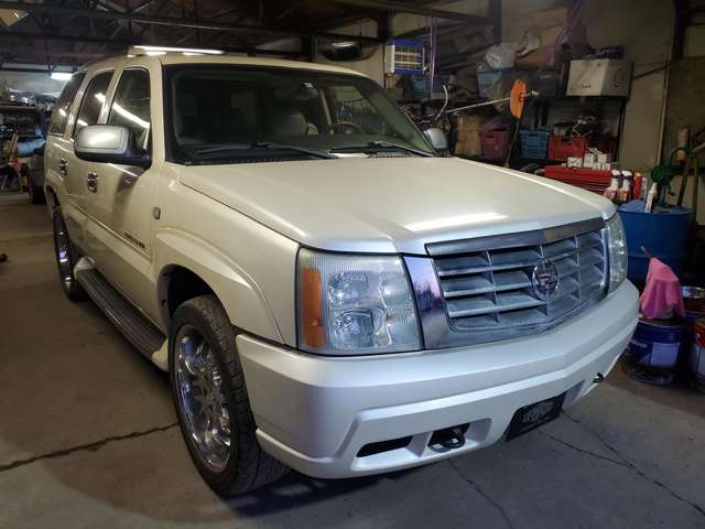 2004 Cadillac Escalade – thumbnail 2