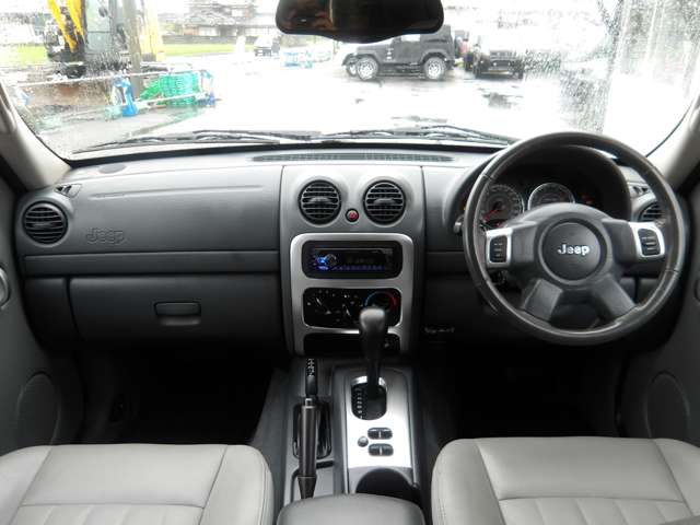 2005 Jeep Cherokee – thumbnail 2