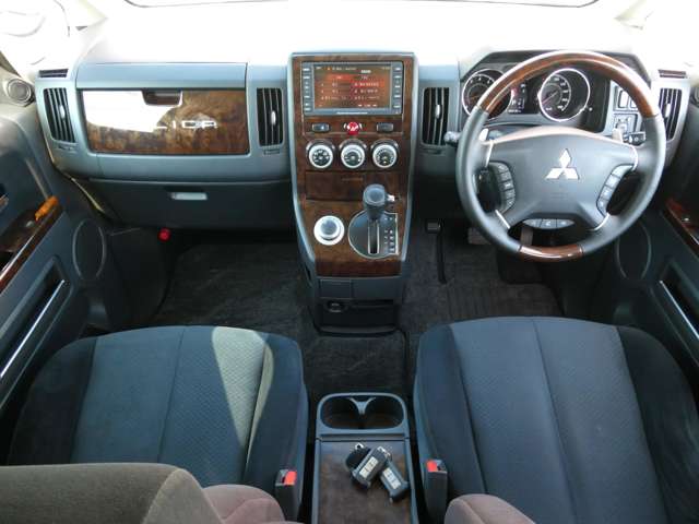 2009 Mitsubishi Delica D:5 – thumbnail 2