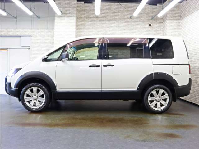 2010 Mitsubishi Delica D:5 – thumbnail 2