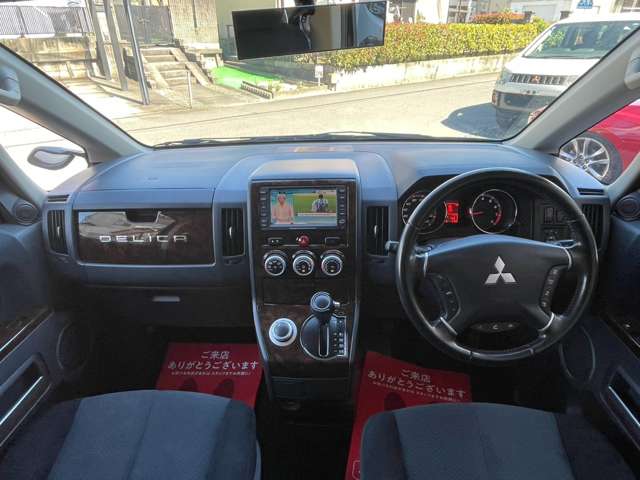 2010 Mitsubishi Delica D:5 – thumbnail 2