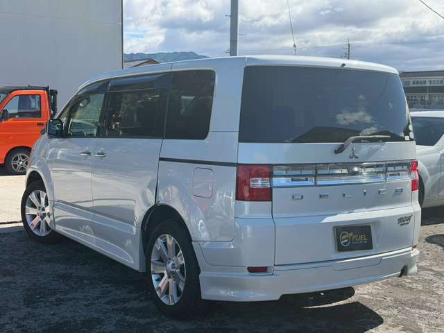 2010 Mitsubishi Delica D:5 – thumbnail 2