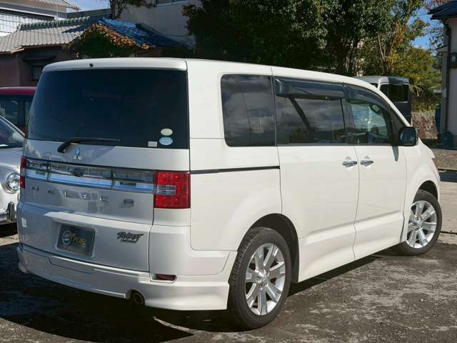 2010 Mitsubishi Delica D:5 – thumbnail 4