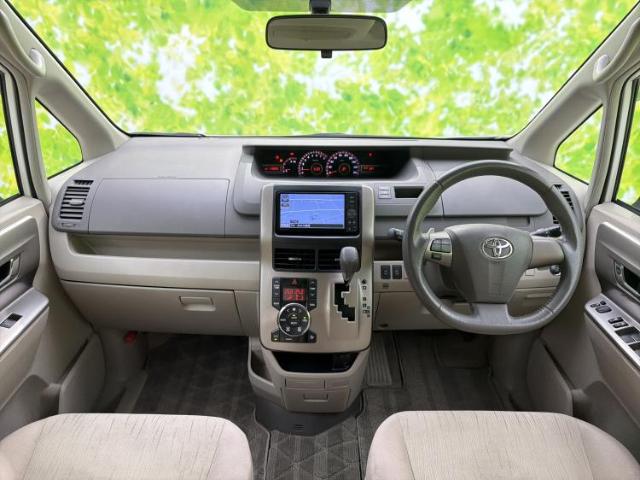 2011 Toyota Noah – thumbnail 2