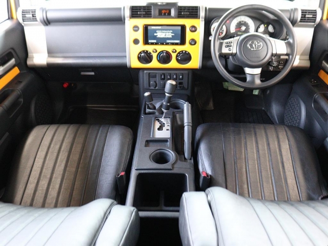 2011 Toyota FJ Cruiser – thumbnail 3