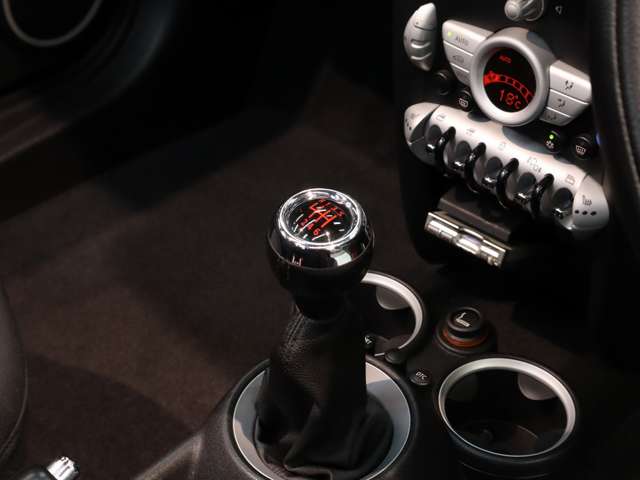 2010 MINI Mni Convertible – thumbnail 3