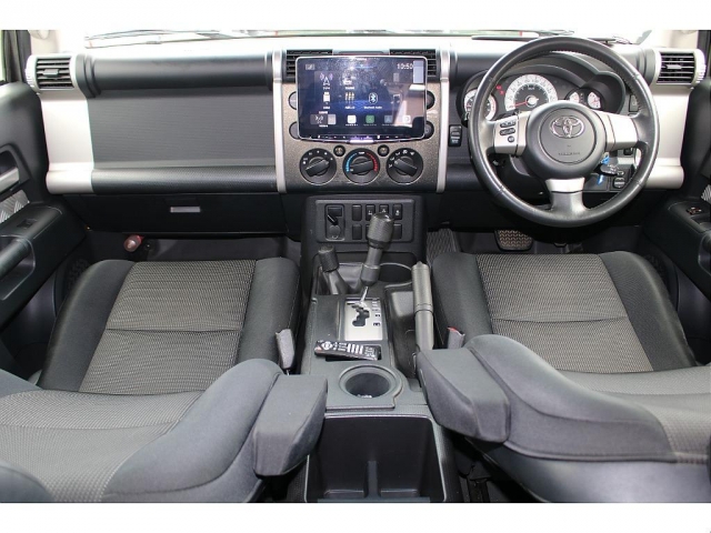2011 Toyota FJ Cruiser – thumbnail 4