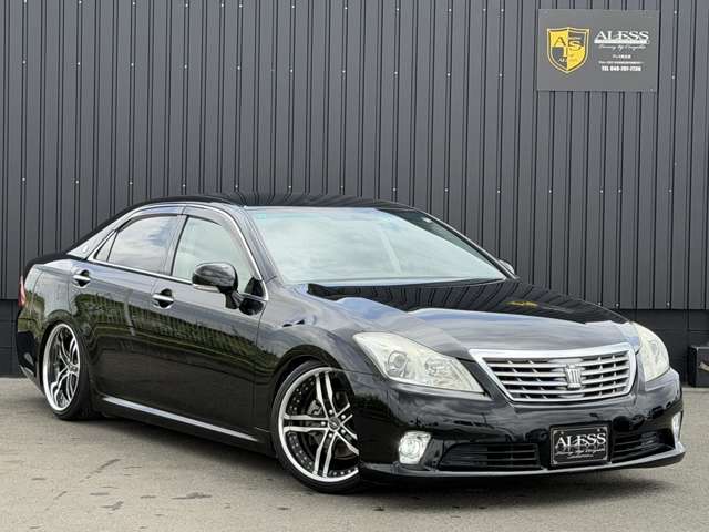 2011 Toyota Crown Royal – thumbnail 3