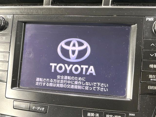 2011 Toyota Prius Alpha – thumbnail 3
