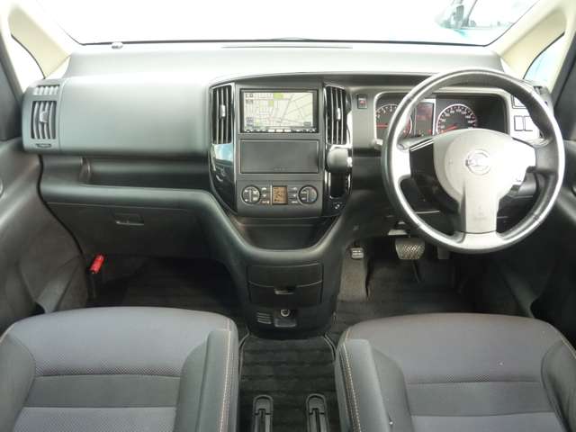 2010 Nissan Serena – thumbnail 3