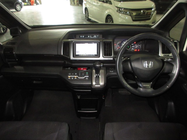 2011 Honda Stepwgn – thumbnail 3