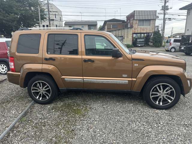 2011 Jeep Cherokee – thumbnail 2