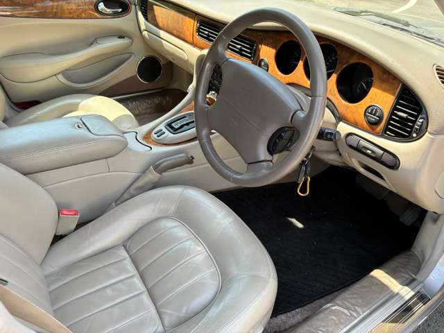 2000 Jaguar XJ – thumbnail 4