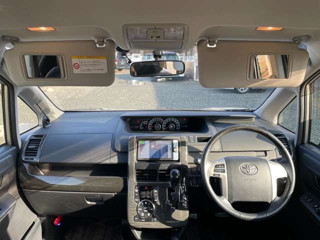 2011 Toyota Voxy – thumbnail 2