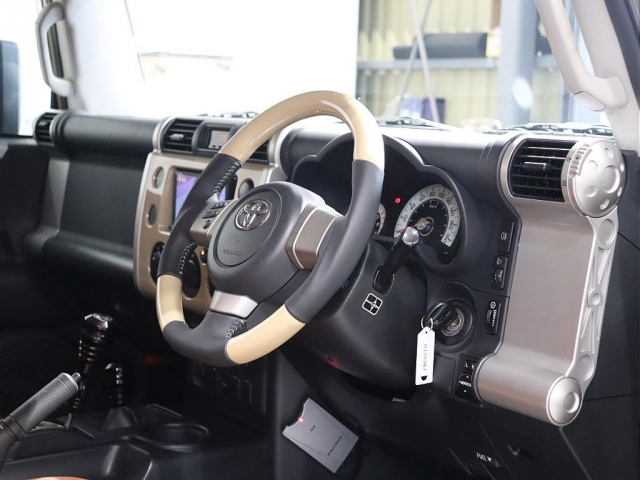 2011 Toyota FJ Cruiser – thumbnail 3