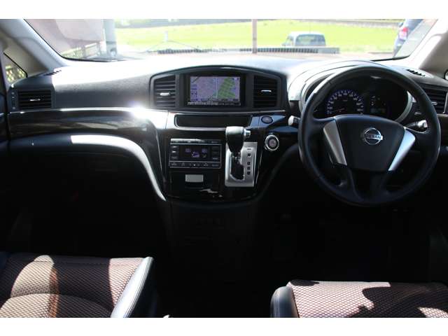 2011 Nissan Elgrand – thumbnail 4