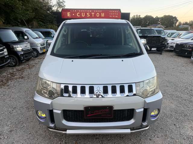 2011 Mitsubishi Delica D:5 – thumbnail 2