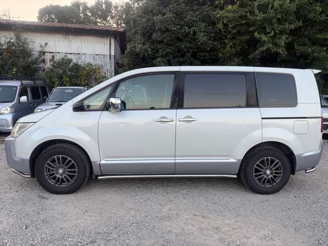 2011 Mitsubishi Delica D:5 – thumbnail 4