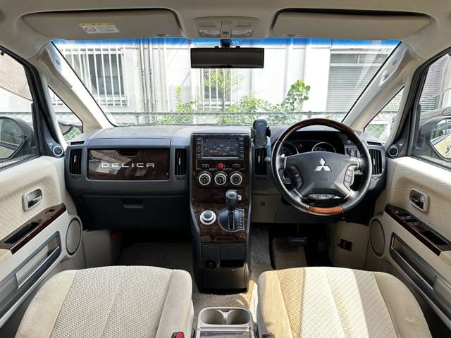2010 Mitsubishi Delica D:5 – thumbnail 2