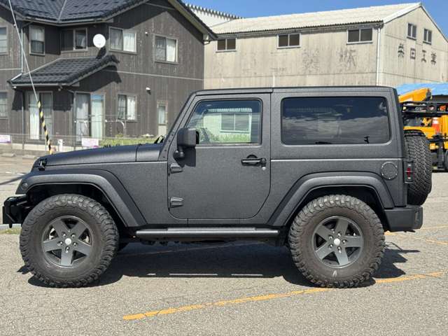 2011 Jeep Wrangler – thumbnail 2